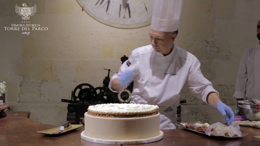 Creazione torta nuziale dal vivo durante il ricevimento