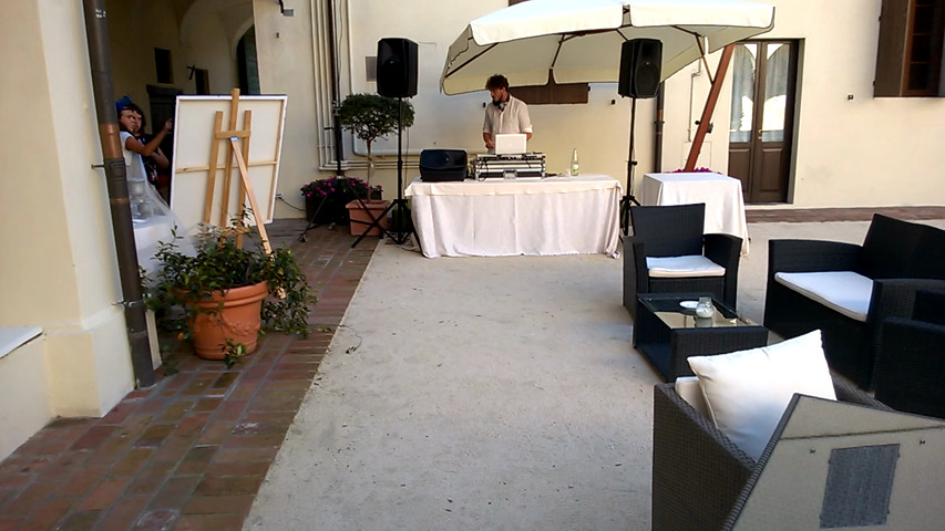 Dj all'inizio dell'aperitivo