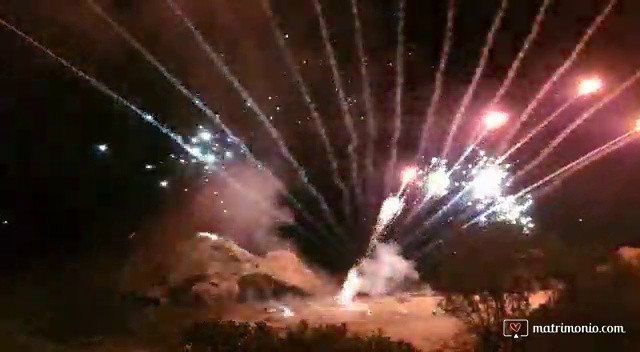 Piromusicale con fuochi d'artificio di vari effetti