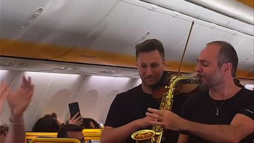 Esibizione In Aereo - Violino & Sax