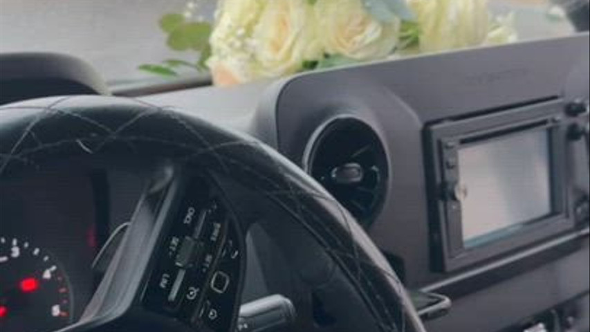Trasporto Sposi e Invitati – Eleganza e Comfort