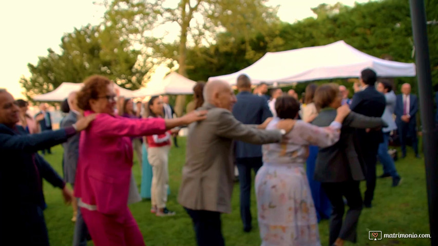 Shout!  Wedding party in Tuscany 