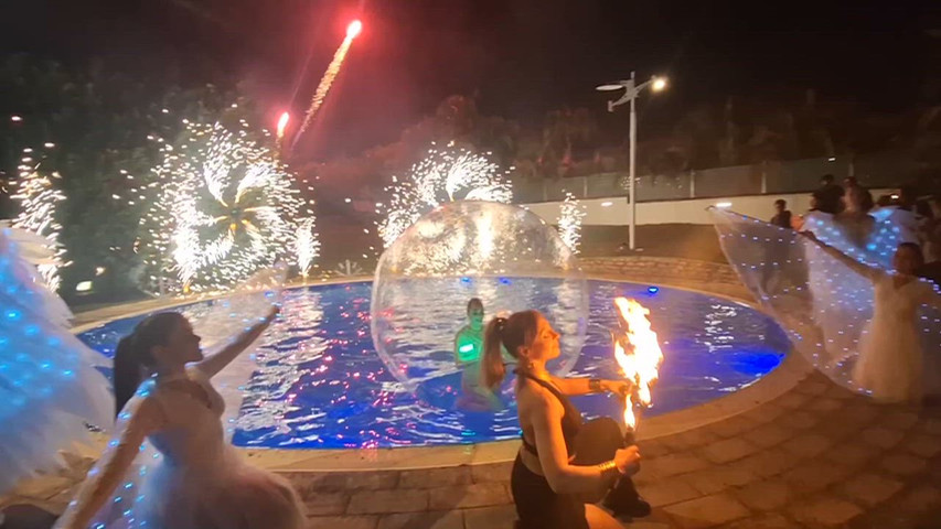 La danza degli elementi per un taglio torta da mozzare il fiato
