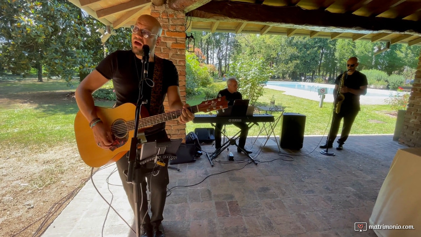 Trio voce/chitarra, tastiera e sax