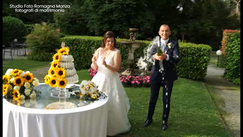 Taglio della torta spumeggiante
