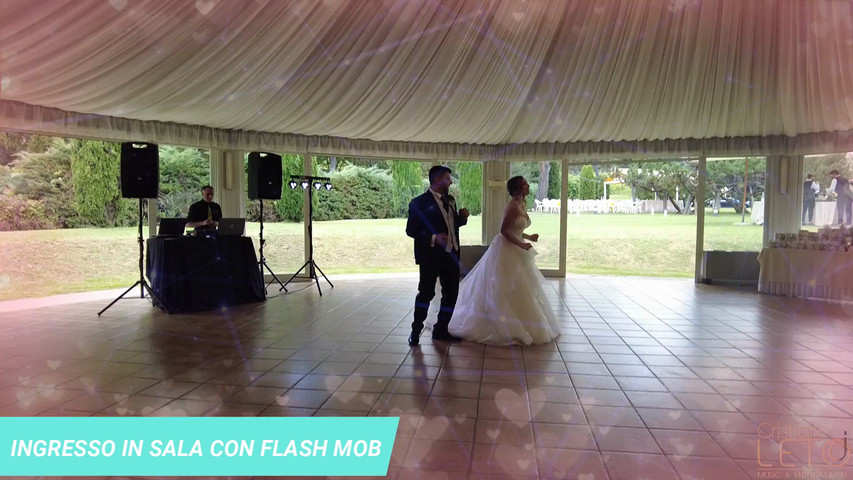 Ingresso in sala con flash mobe