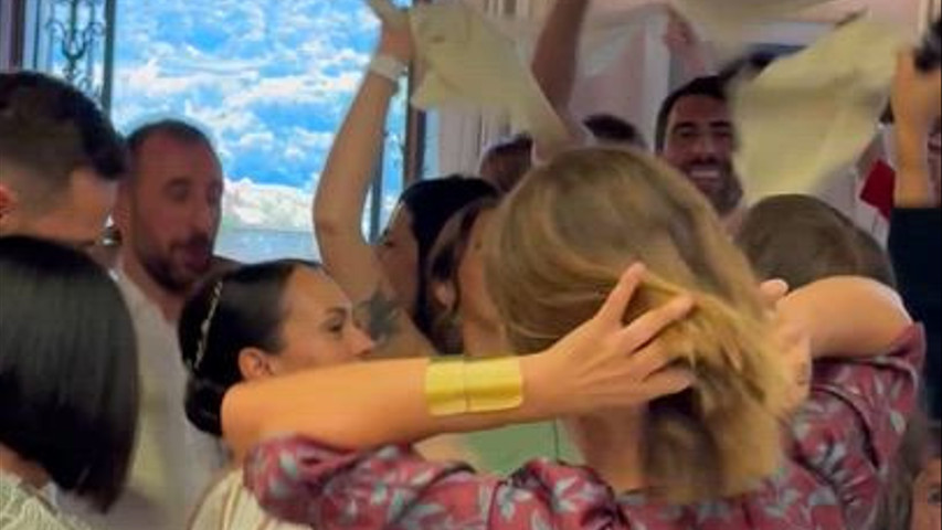 La festa si scatena anche durante il pranzo