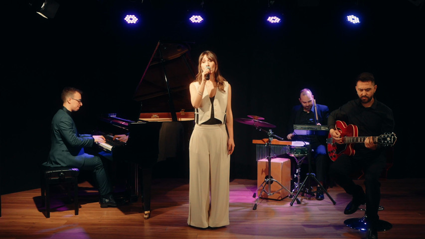 Piano, Voce, Pecussioni, Chitarra