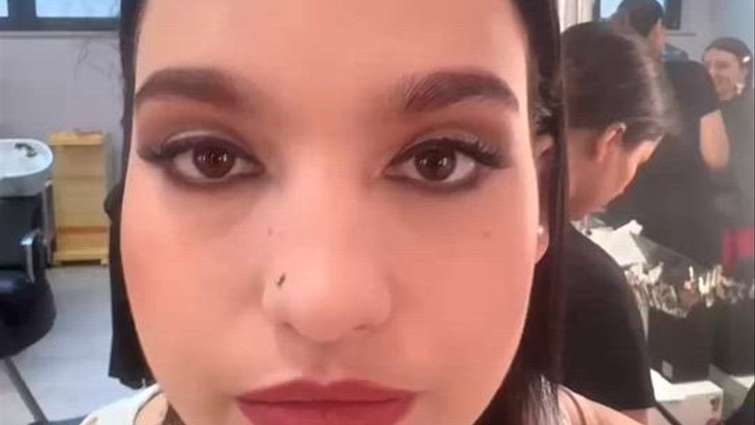 Trucco con pennelli sottili 