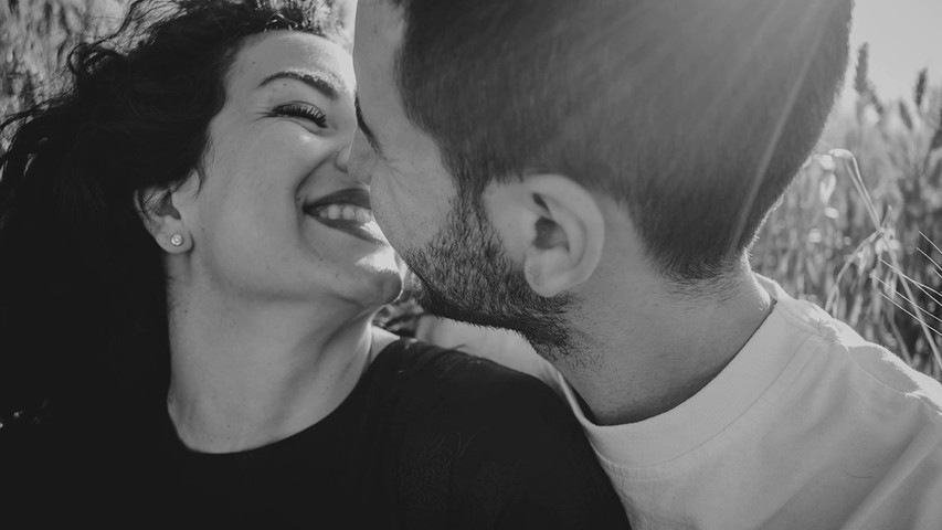 Prematrimoniale in un campo di grano