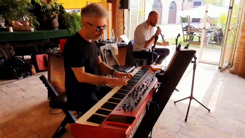 Ordinary People - musica dal vivo 