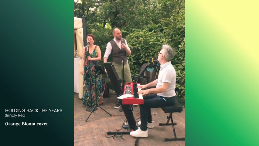 Holding back the years - musica dal vivo