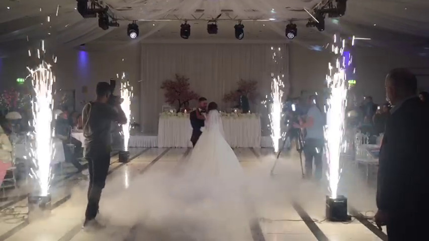 Sandrojoe Matrimonio con 4 sparkular fontane luminose ai lati e fumo basso