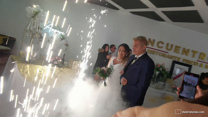 Sandrojoe entrata sposi con 4 fontane luminose sparkular e fumo basso