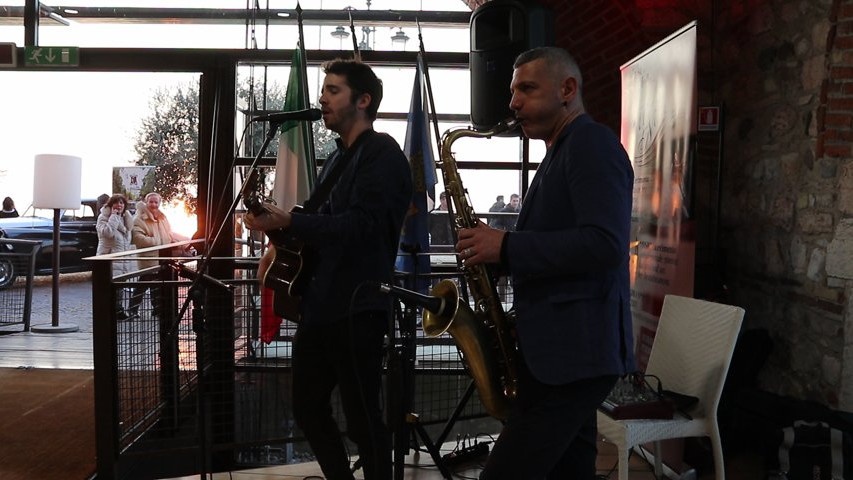 Cantante con chitarra e sassofonista