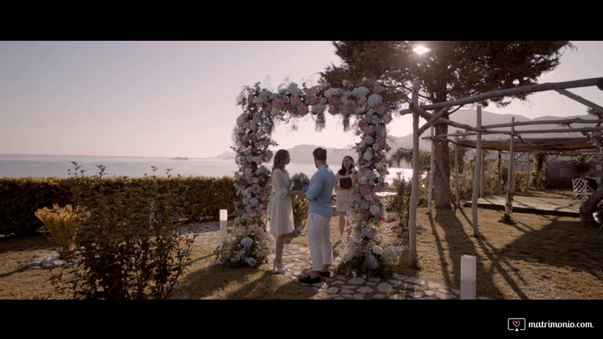 Matrimonio con fiori azzurro polvere e arco azzurro e rosa