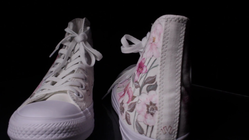 Converse personalizzate matrimonio con fiori e data