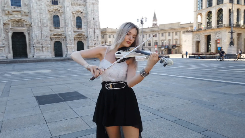 Violino in piazza duomo Milano 