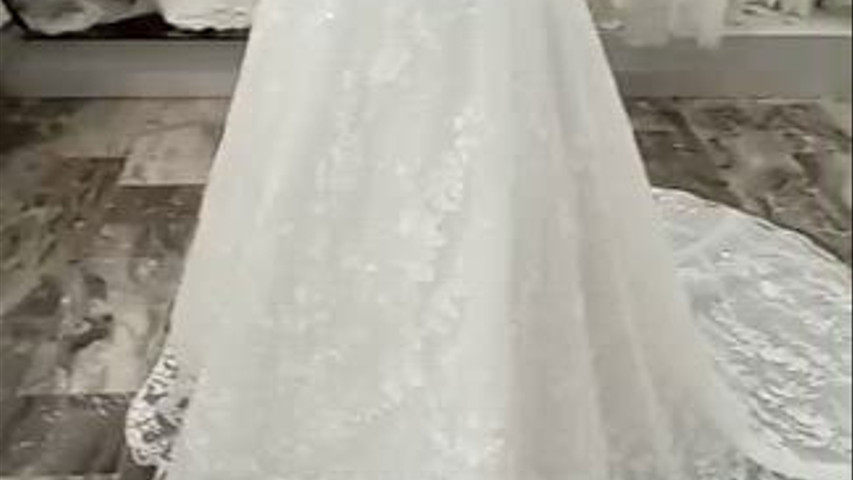 Abito  in pizzo ricamato su tulle luminoso ..elegante ..romantico..ogni dettaglio e' studiato per valorizzare la figura