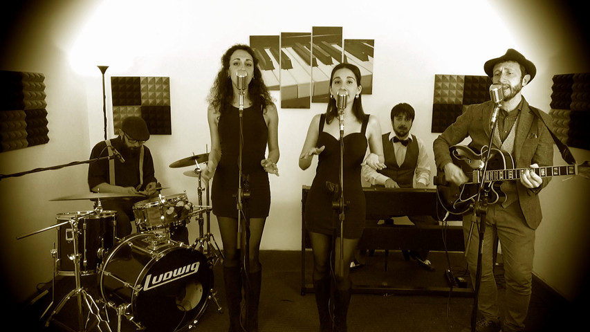 Swing Band (quintetto: piano, batteria, 3 voci, chit/basso)