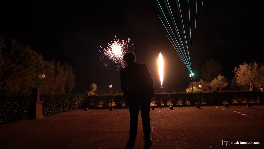 fuochi a ritmo di musica con fiamme fuochi e laser