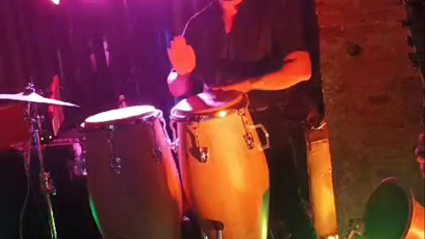 Dj set con Congas Sax 