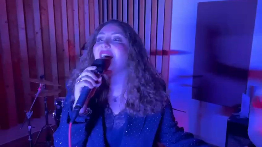 VOCE FEMMINILE IN SALA