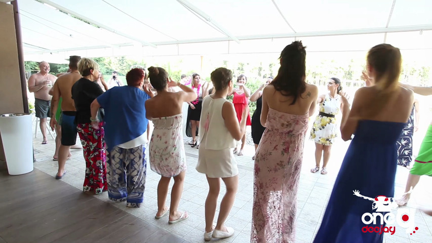 Balli di gruppo a bordo piscina