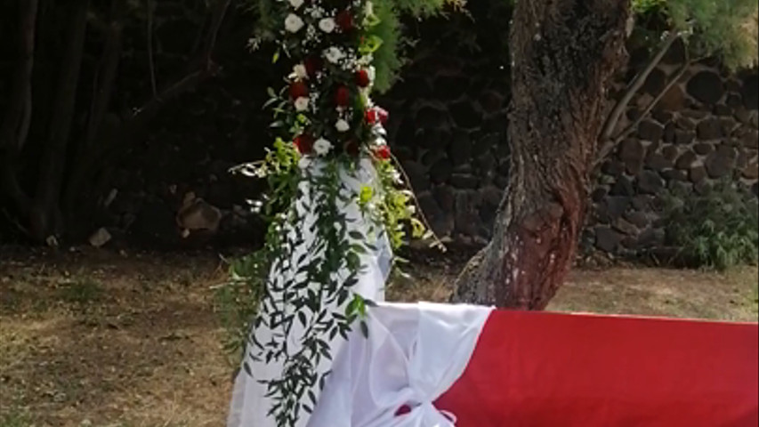 Arco a cuore di rose rosse e lisianthus bianchi