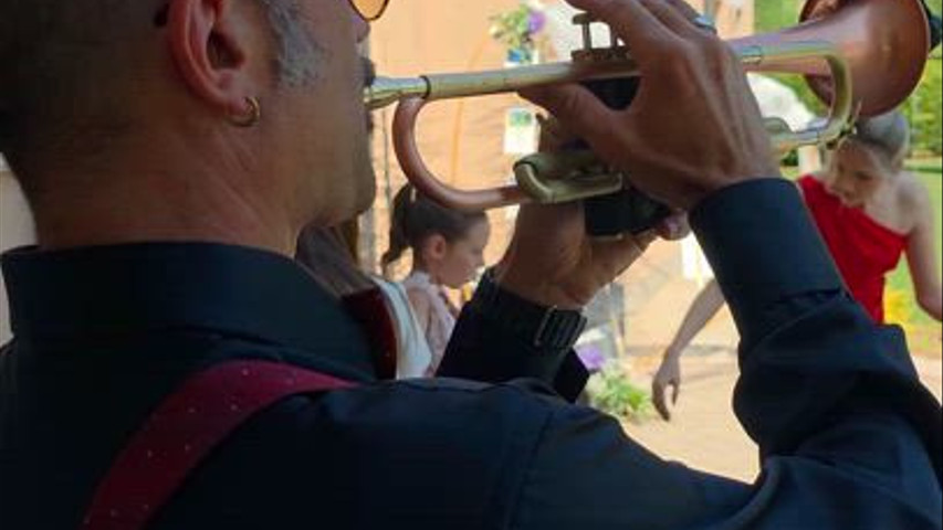 "La vie en rose" per l'arrivo della sposa