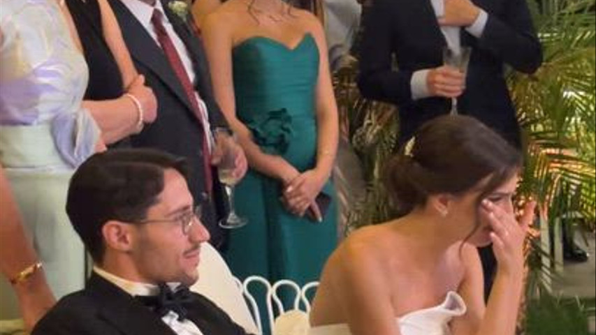 Gli sposi durante la videoproiezione del loro Angolo dei Ricordi 