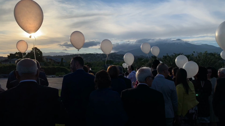 Lancio palloncini bianchi al taglio torta