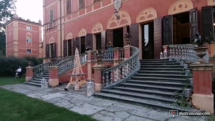 L'arrivo degli sposi al ricevimento nuziale