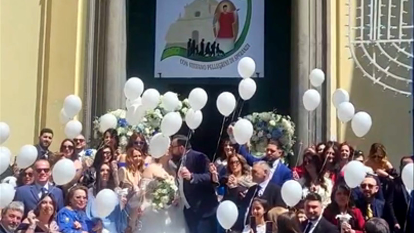 Volo Palloncini fuori chiesa