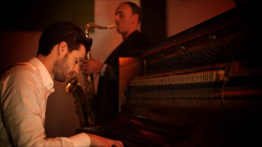 Una carezza in un pugno. Piano and sax