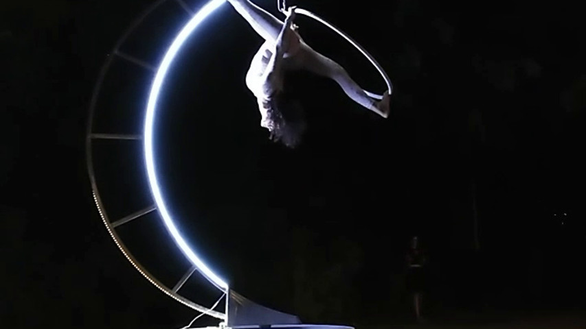 Spettacolo di Danza Aerea con Luna LED