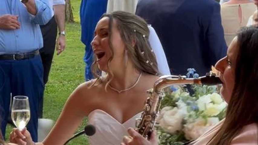 Quando la sposa inizia a cantare spontaneamente "All of Me" insieme al mio sax, mentre degusta l'ottimo vino della location... succede la magia! ✨ 🎷🍷