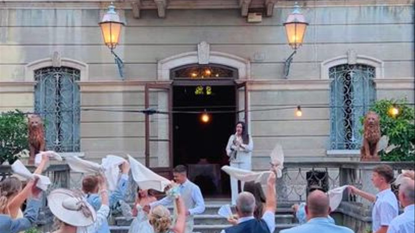 A breathtaking entrance for the newlyweds!  Un arrivo sposi da brividi! 