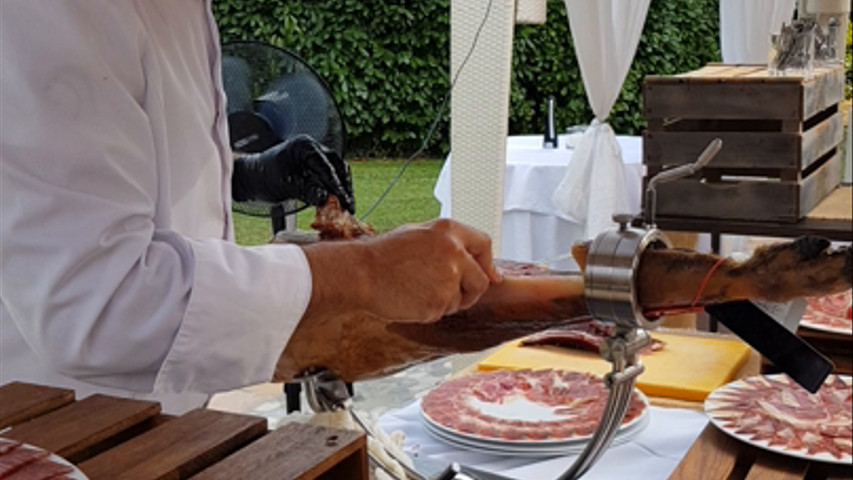 Un'isola dell'antipasto e aperitivo a buffet