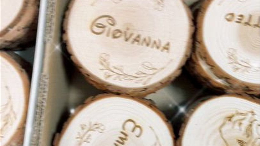 Segnaposto personalizzati su dischi di legno