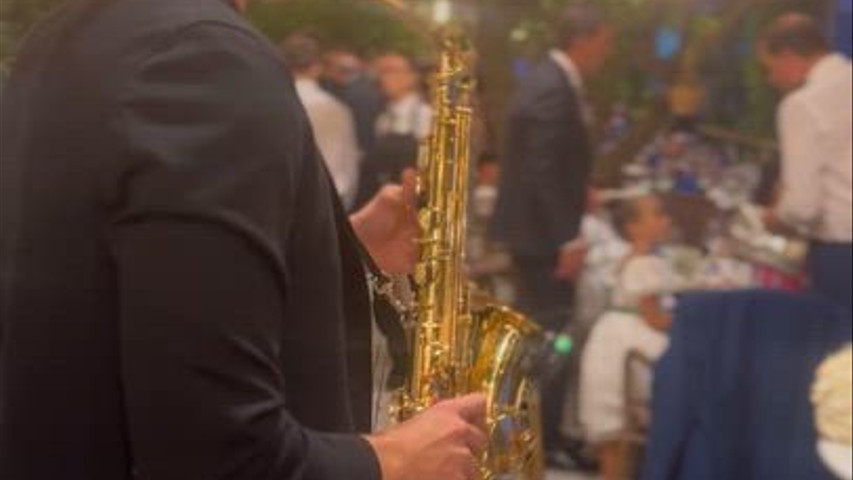 Il nostro benvenuto agli sposi col sax 