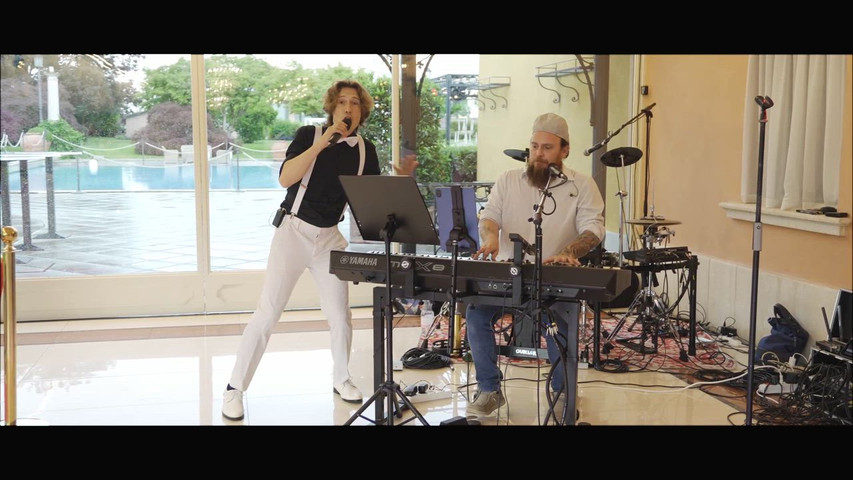 Intrattenimento durante il pasto con duo acustico