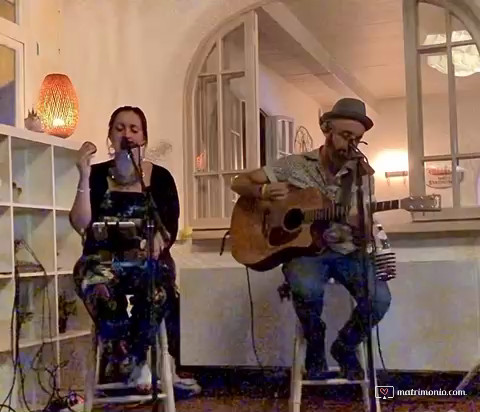 “Put Your Records On” live by TwoMuch - Acoustic Duo