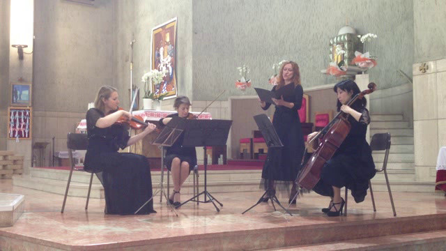 Ave Maria di Gounod, Elisabetta canta accompagnata dal trio d'archi