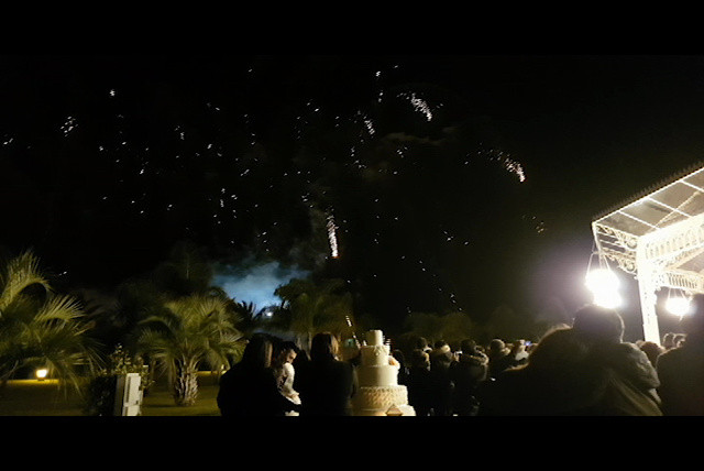 Fuochi d'artificio con gli sposi