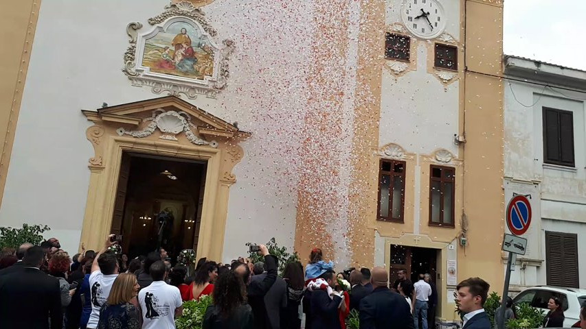 Sparacoriandoli in chiesa