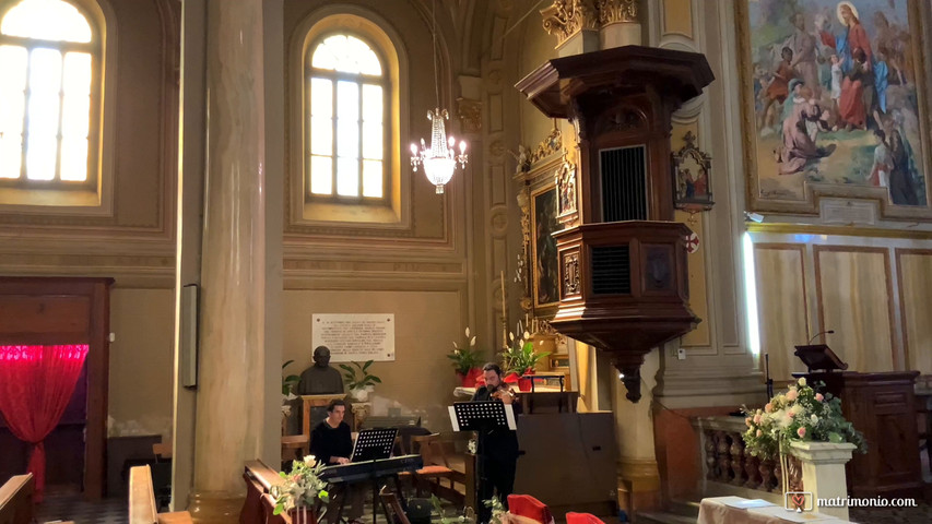 Piano e violino in chiesa