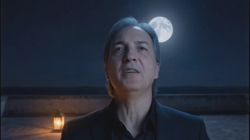 LA LUNA CI OSSERVA