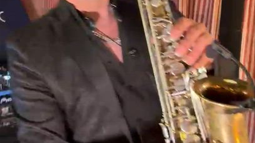 Luke Saxò interpreta Sade