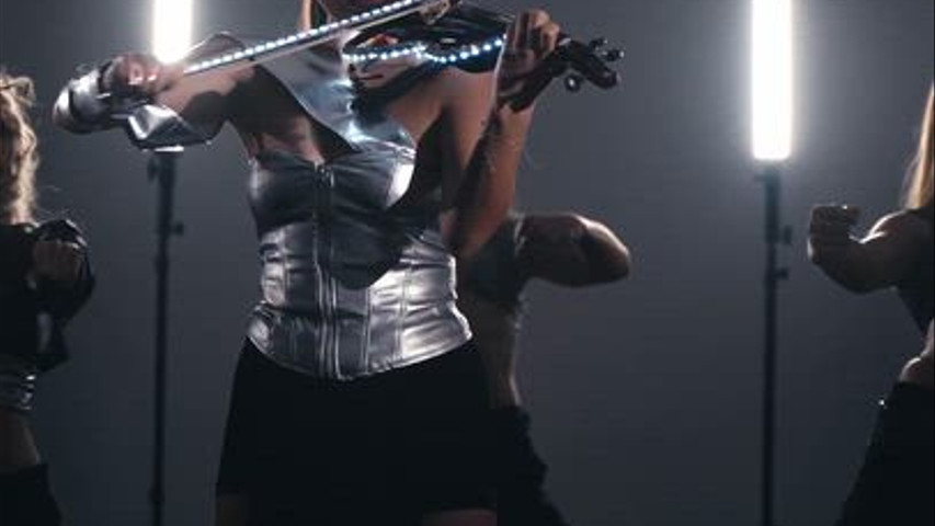 Voce ,Violino elettrico e ballerini